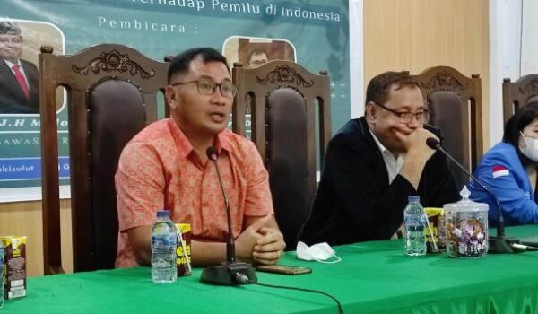 Liando dan Malonda Ulas Politik Identitas dalam Diskusi Bulanan GAMKI Sulut