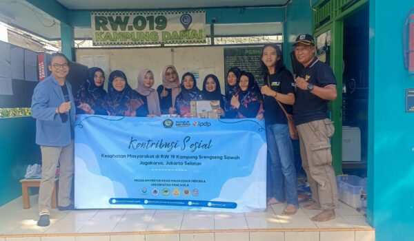 Ciptakan Lingkungan Sehat, Mahasiswa PMM-UP dan Kader Kesmas RW 19 Kolaborasi Lakukan Kegiatan Kontribusi Sosial