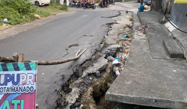 Jalan Rusak di Tanjakan Kombos Permai Belum Kunjung Diperbaiki, Warga Keluhkan Kemacetan
